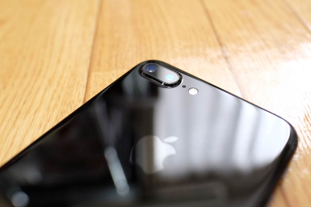 iPhone 7 Plus ジェットブラックのデュアルカメラレンズ