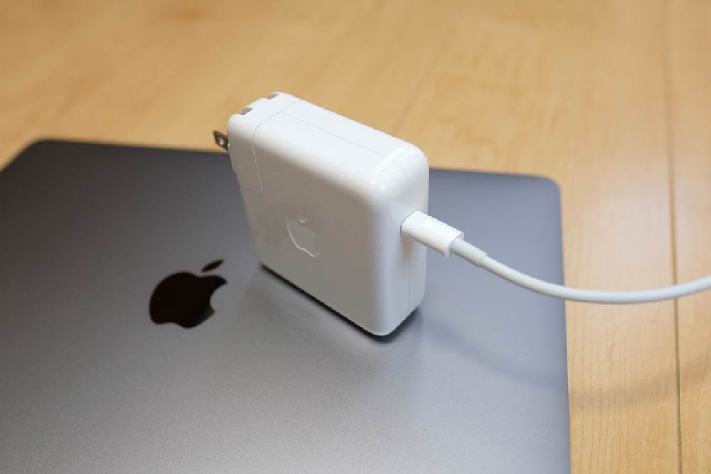 MacBook Pro 13インチの充電アダプタ