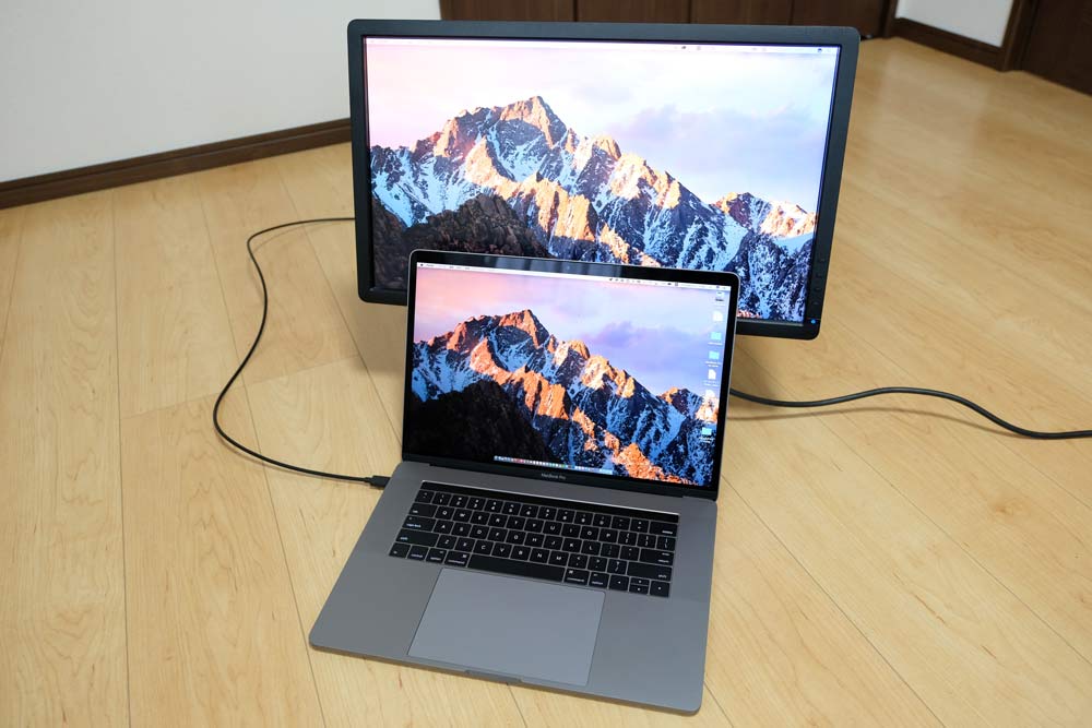 15インチMacBook Proと外部ディスプレイ1