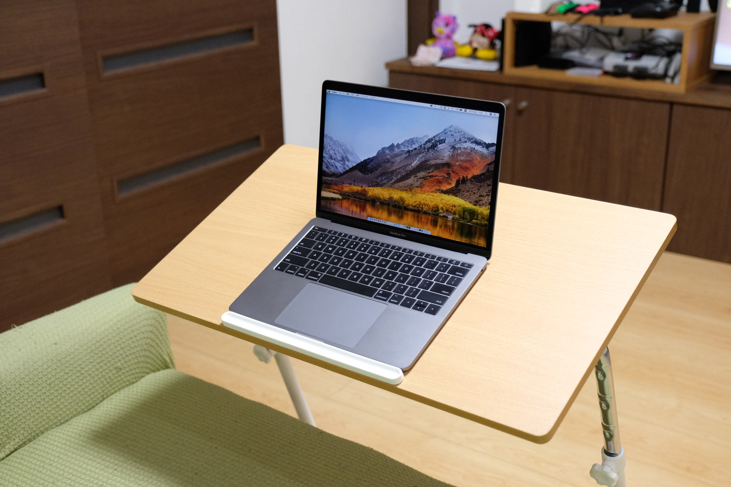サイドテーブルにMacBook pro