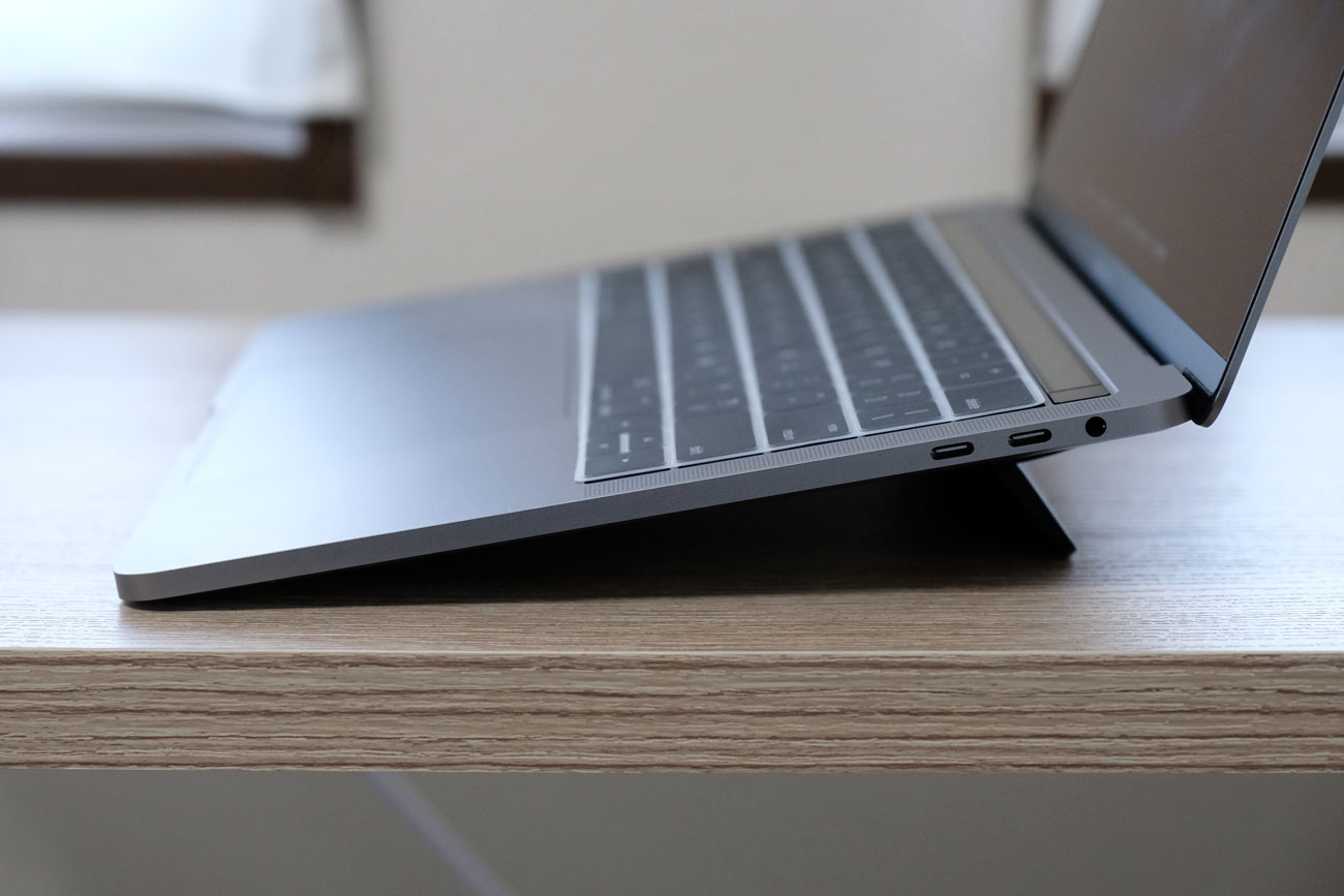 MacBook Proに傾斜をつけて角度をつける