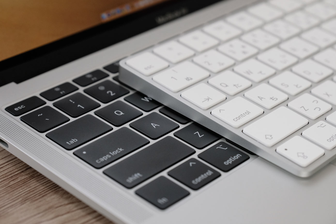 Magic KeyboardとMacBookのバタフライキーボードを比較