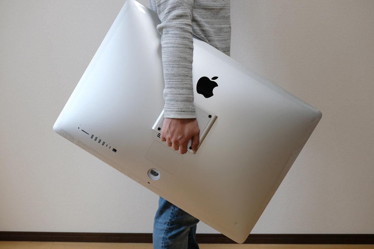 iMacを手で持って運ぶ