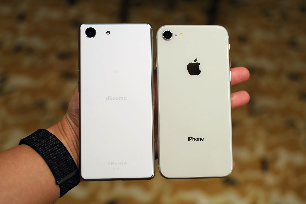 Xperia AceとiPhone 8の本体サイズ比較
