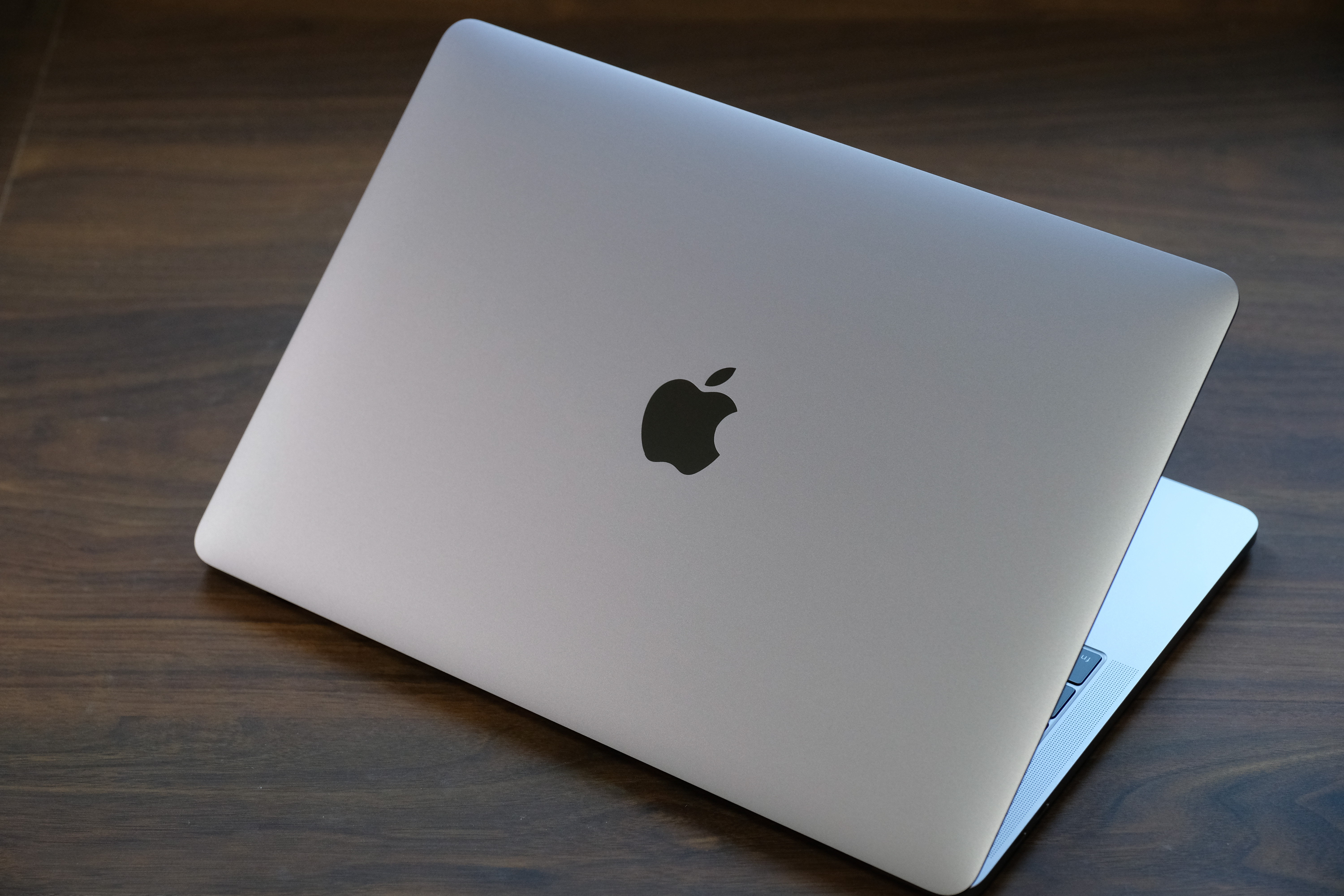 MacBook Pro 13インチ（2019）背面デザイン
