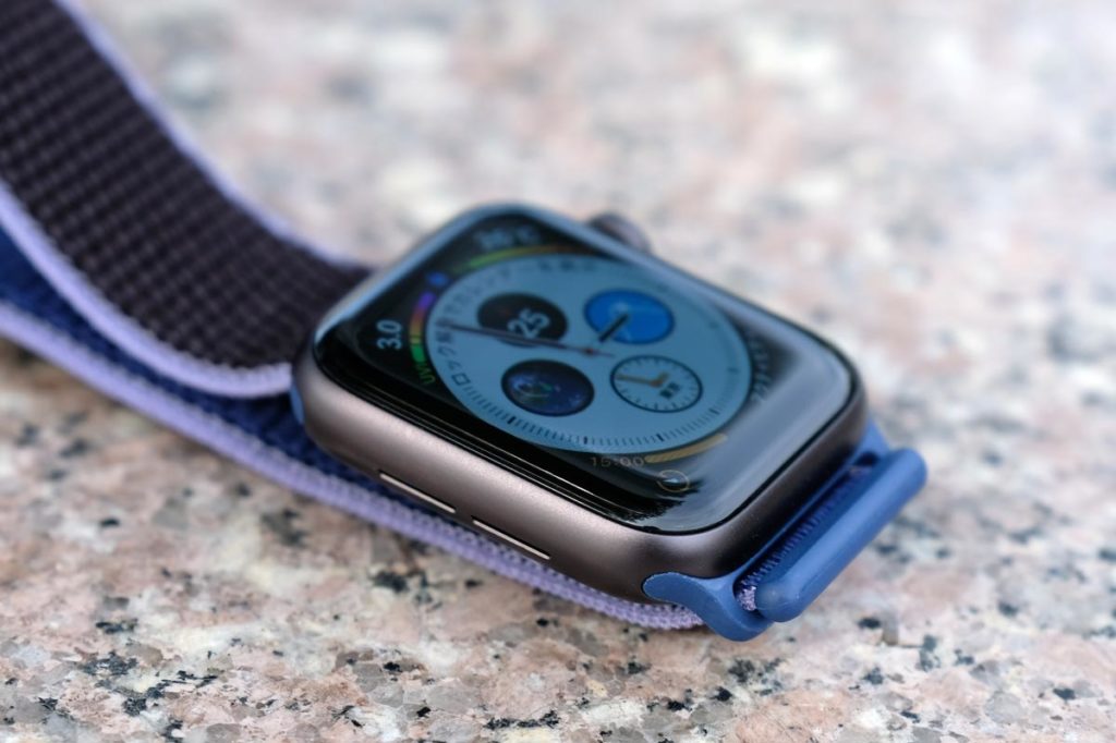 Apple Watch 5のブラックアルミケース