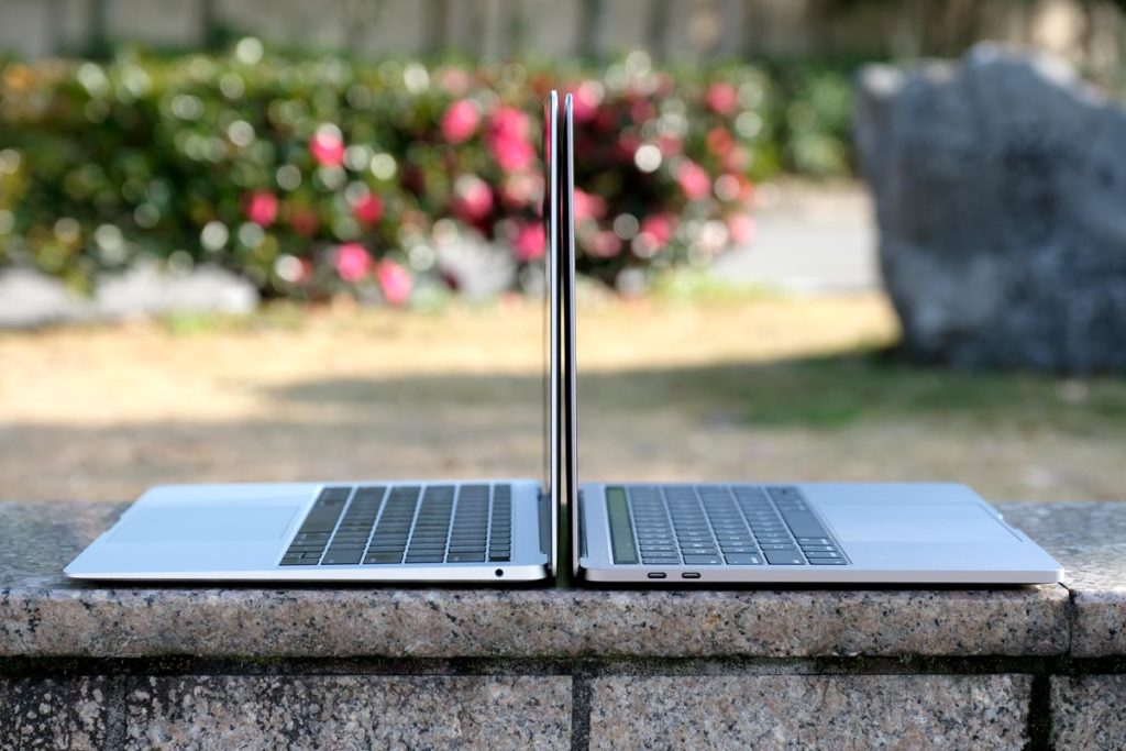 MacBook Airはウェッジシェイプデザイン