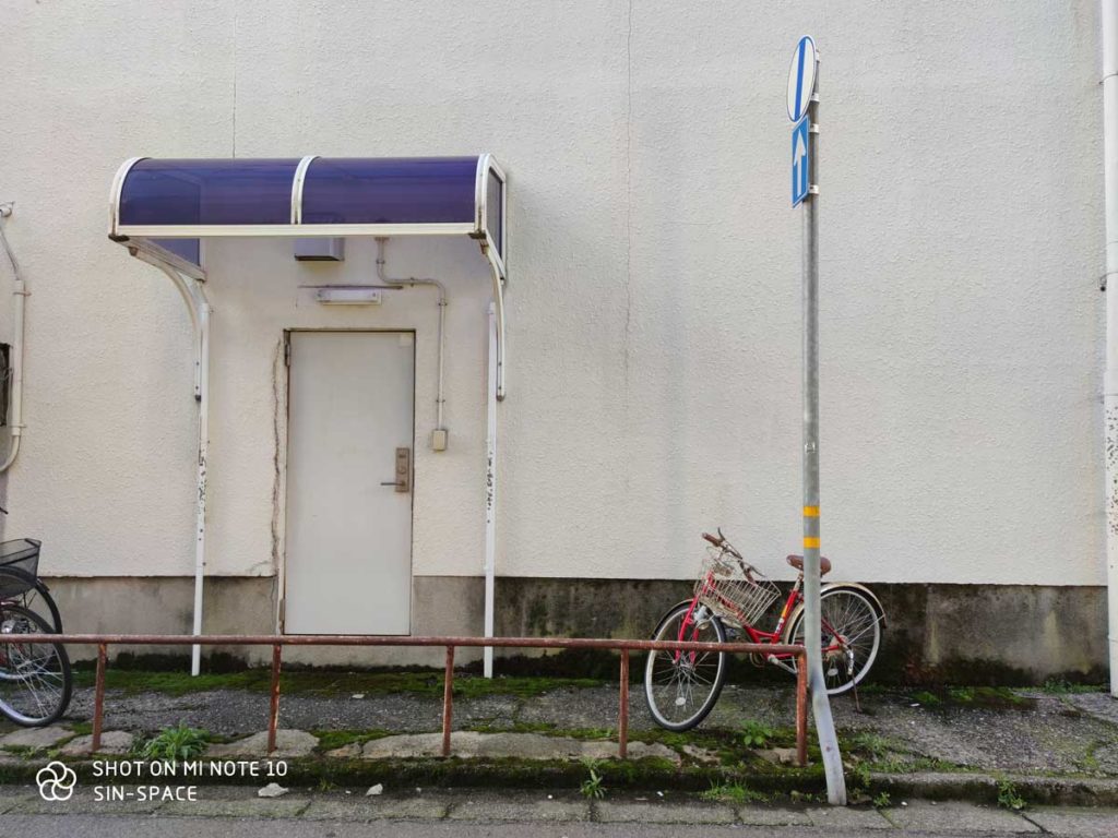 Mi Note 10 広角カメラで撮影（壁と自転車）