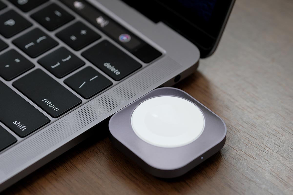 MacBook ProにSatechi USB-C 充電パッドを接続