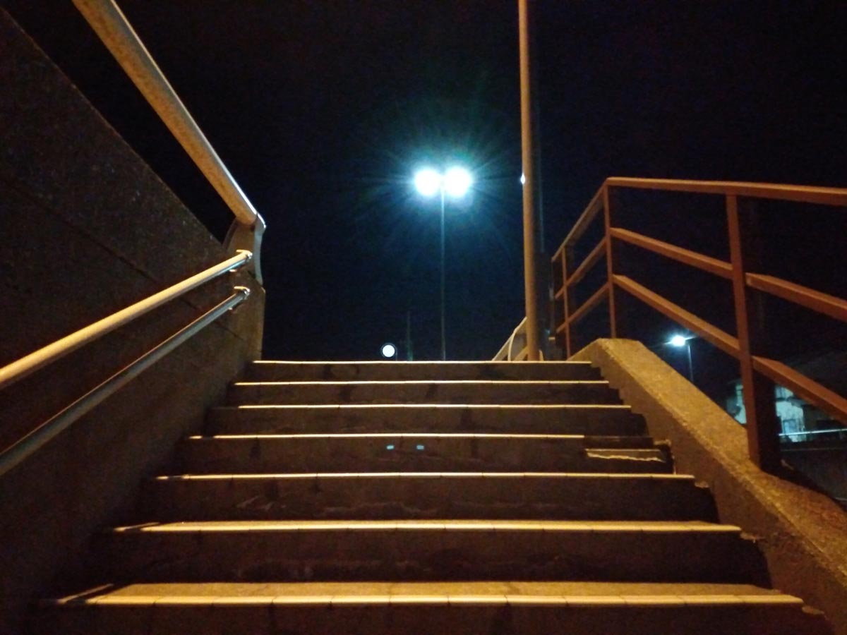 Libero S10で夜の階段を撮影