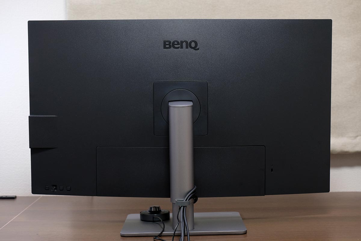 BenQ PD3220Uのケーブル