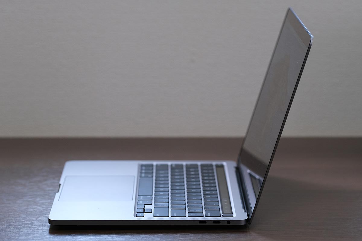 MacBook Pro 13インチ 横からのスタイル