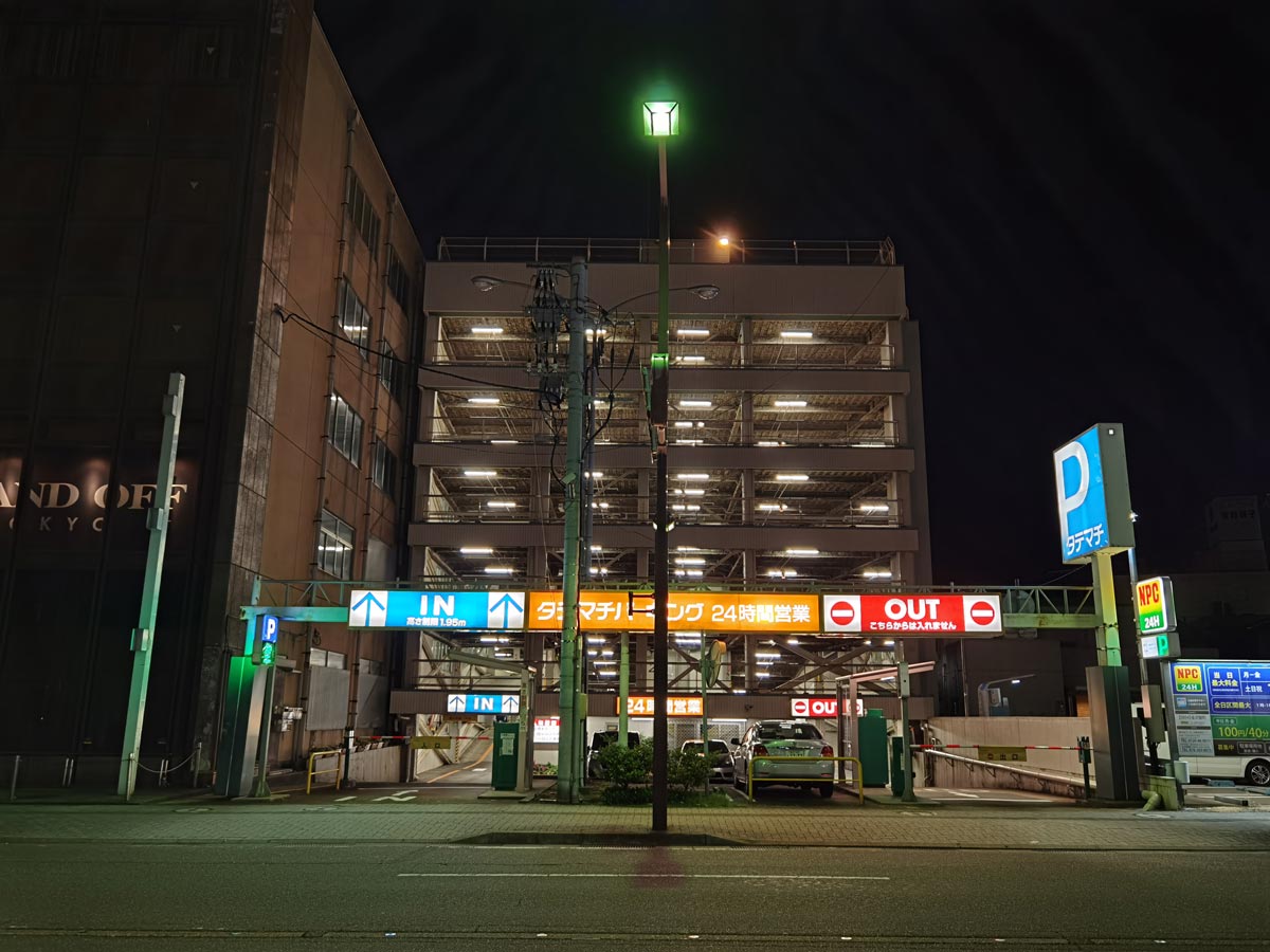 P40 Proの広角カメラで夜の立体駐車場を撮影