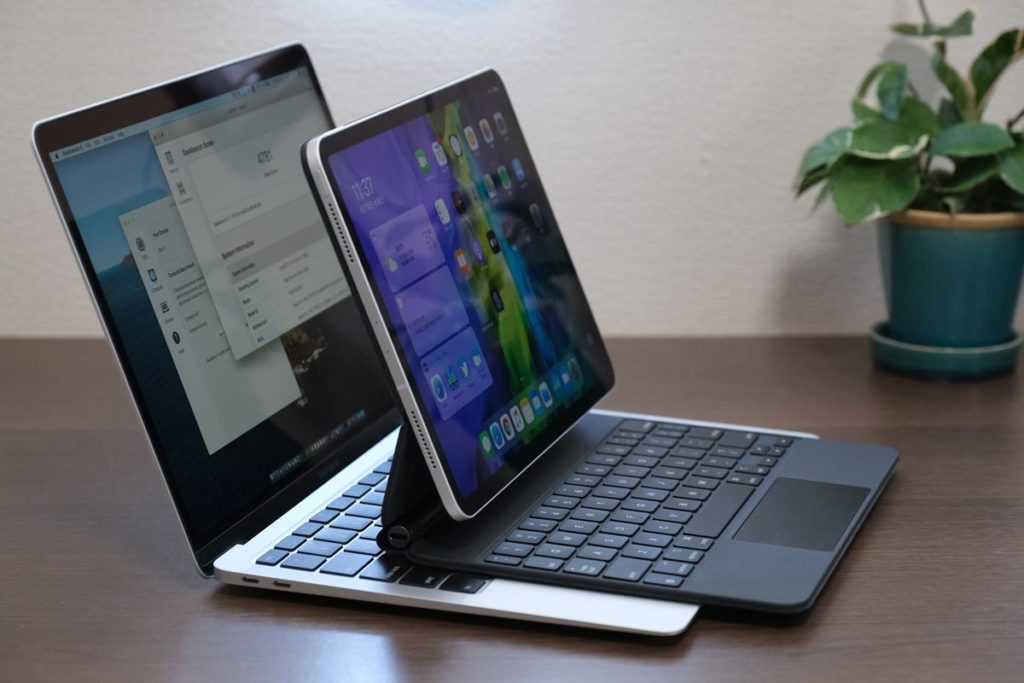 MacBook AirとiPad Pro + Magic Keyboard