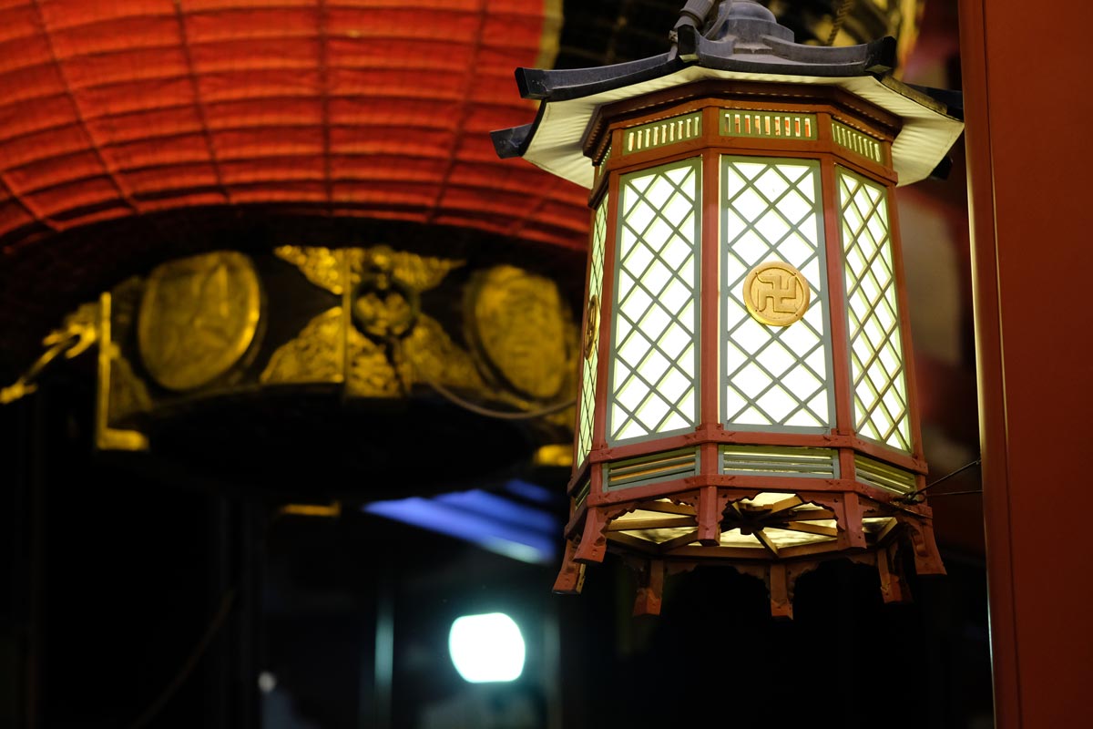 XF90mmF2で浅草寺の灯りを撮影