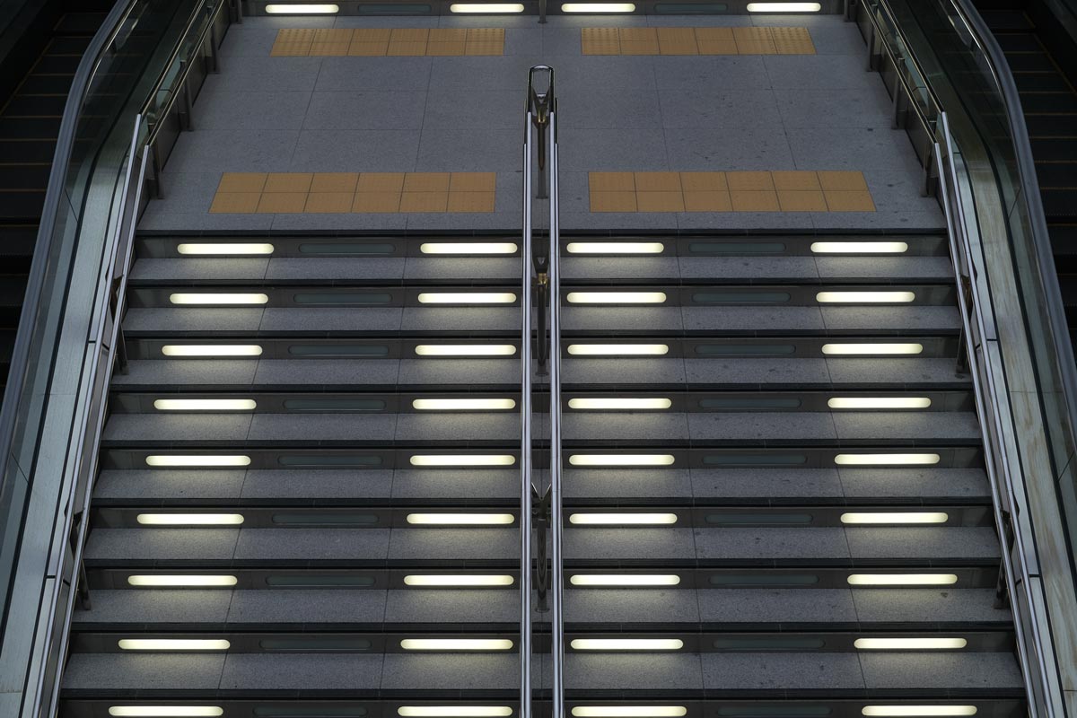 X-T4 + XF35mmF1.4Rで金沢駅の階段を撮影