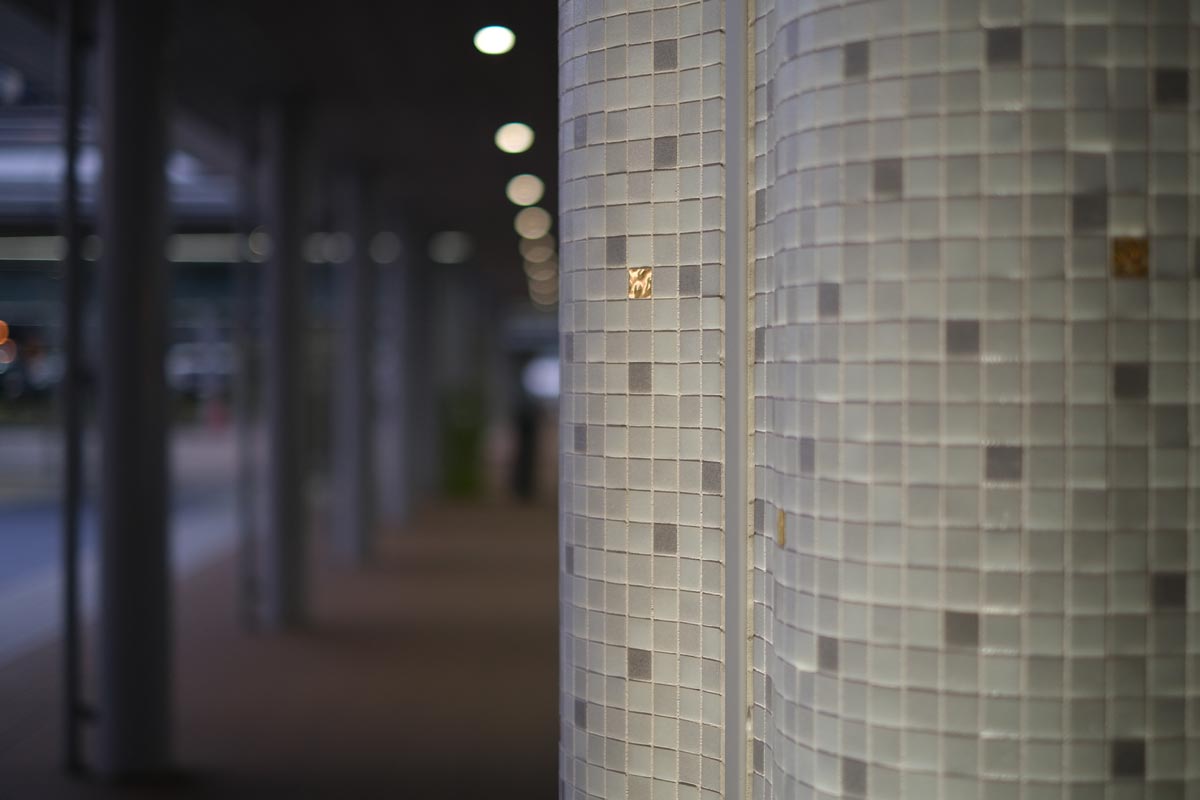 X-T4 + XF35mmF1.4Rで金沢駅の柱を撮影