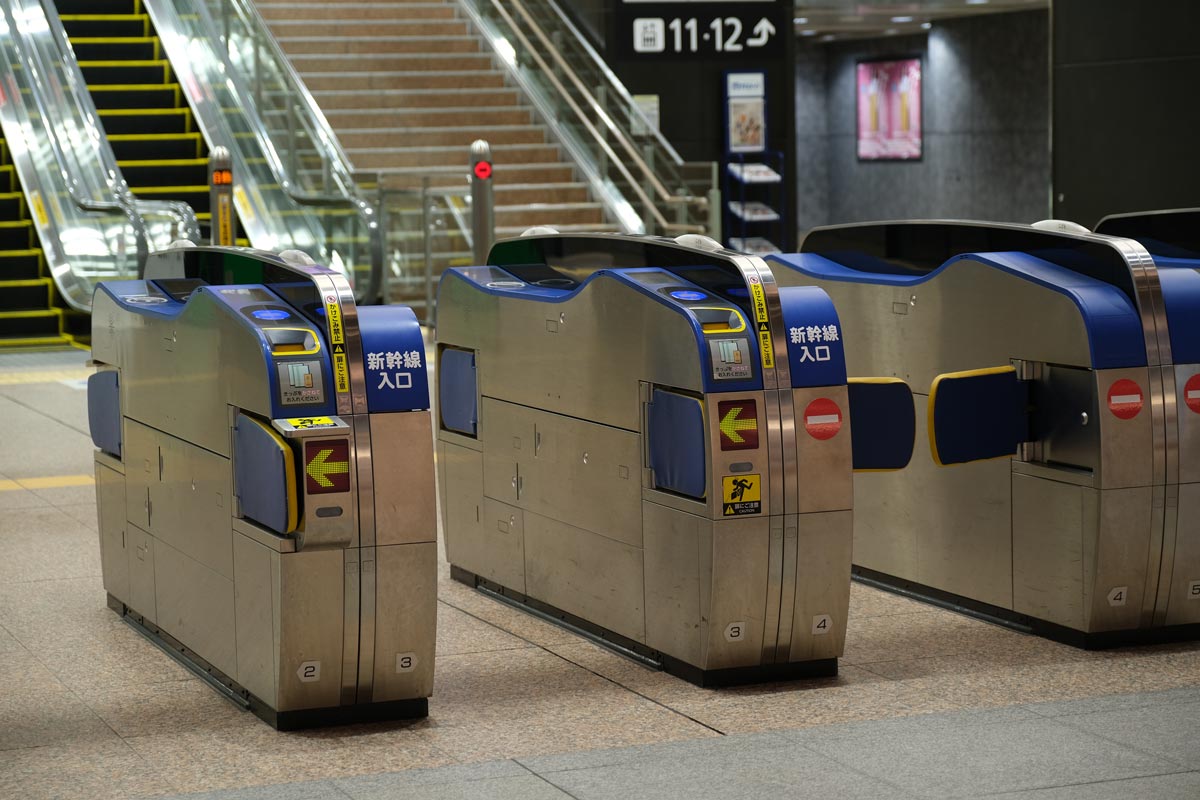 X-T3 + XF16-55mmF2.8で金沢駅の新幹線改札を撮影