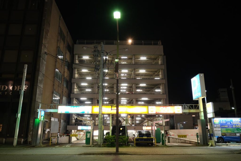 X-T4 通常モードで夜の立体駐車場を撮影