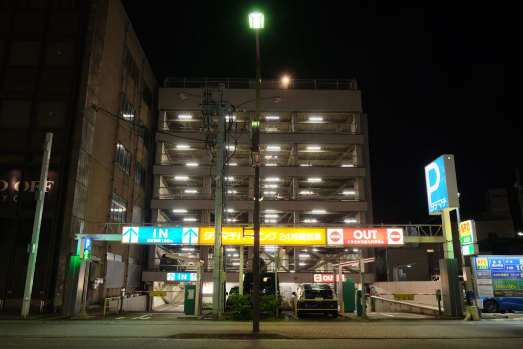 X-T4 HDRモードで夜の立体駐車場を撮影
