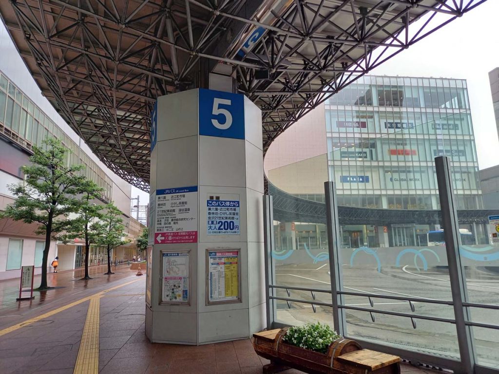 Galaxy A41の標準カメラで金沢駅のバスターミナルを撮影