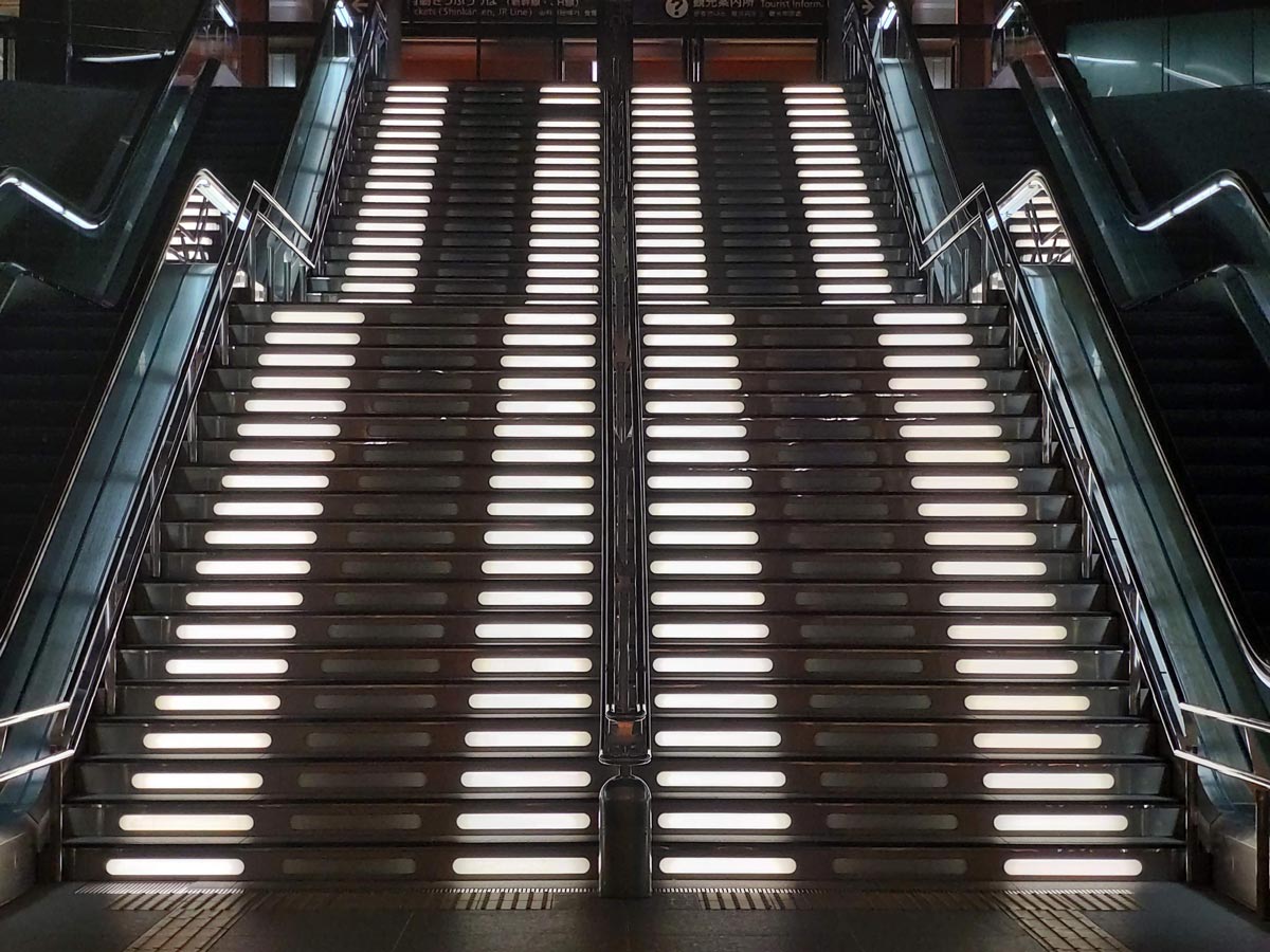 arrows 5G 望遠カメラで金沢駅の光る階段を撮影