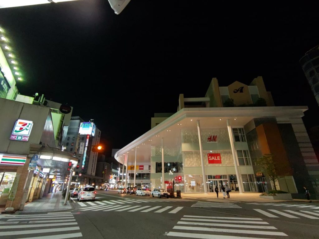 AQUOS R5Gの超広角カメラで夜の街を撮影