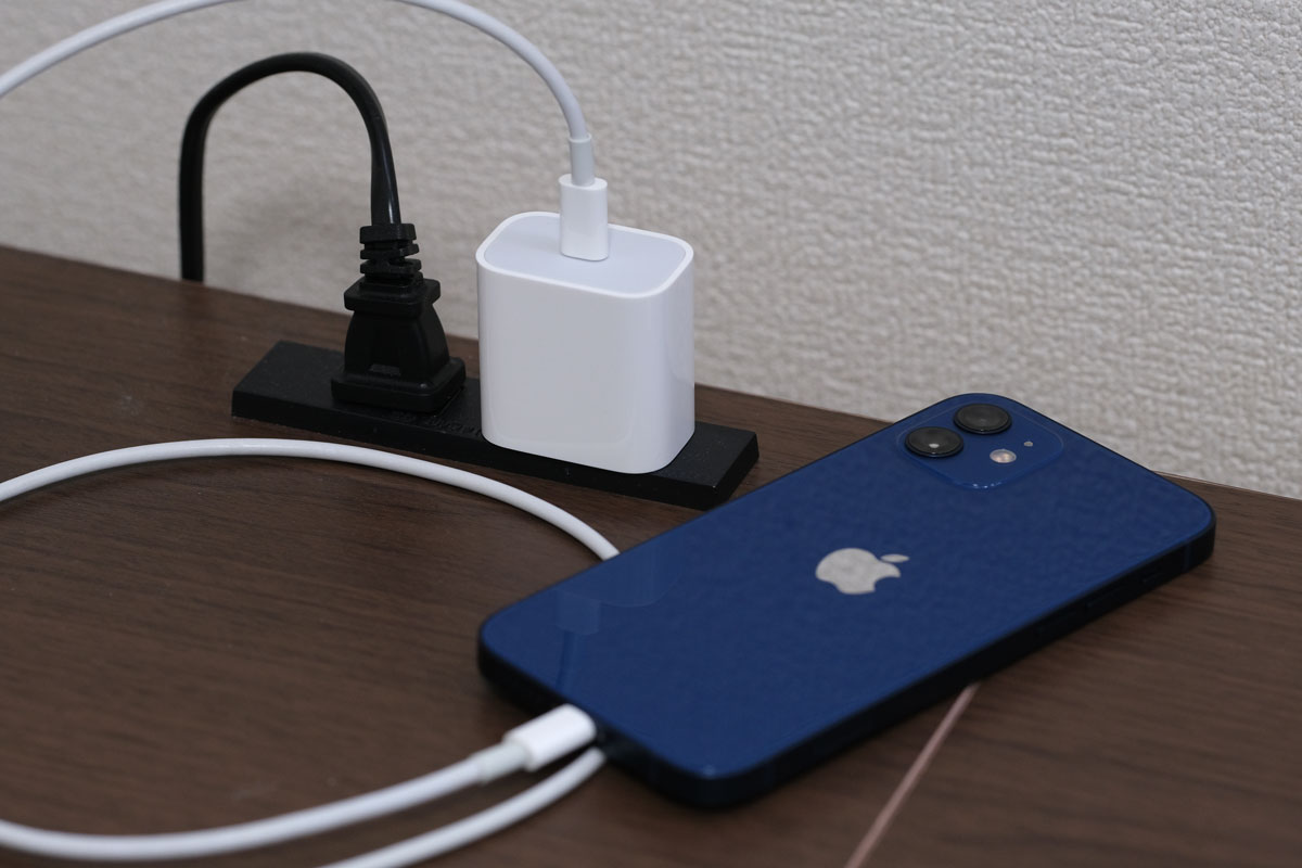 Apple 20W USB-C電源アダプタでiPhone12を充電する