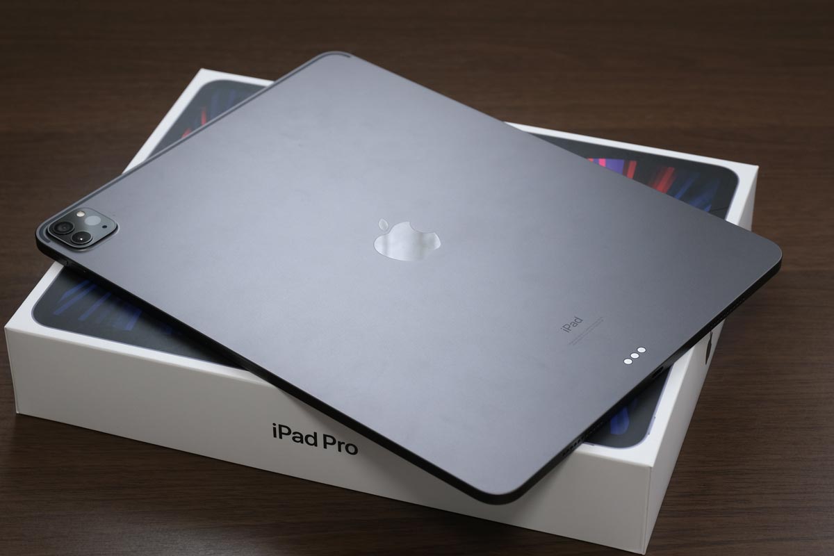iPad Pro 12.9インチ（第5世代）背面パネル