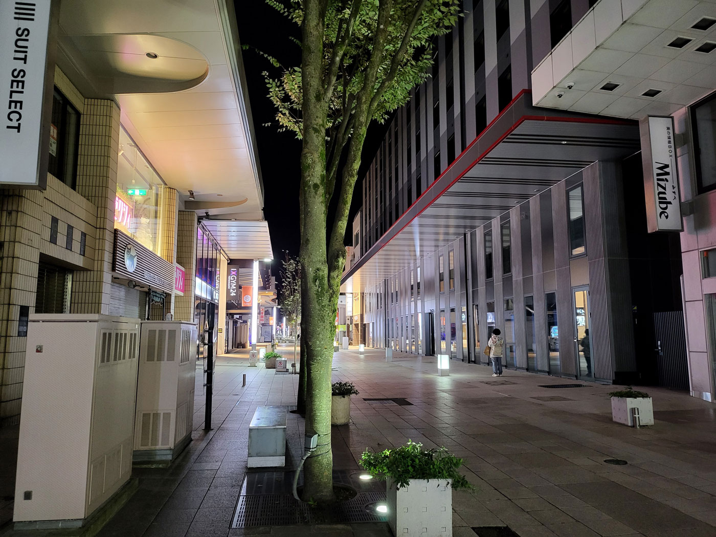Galaxy Z Fold3 広角カメラで夜のストリートを撮影