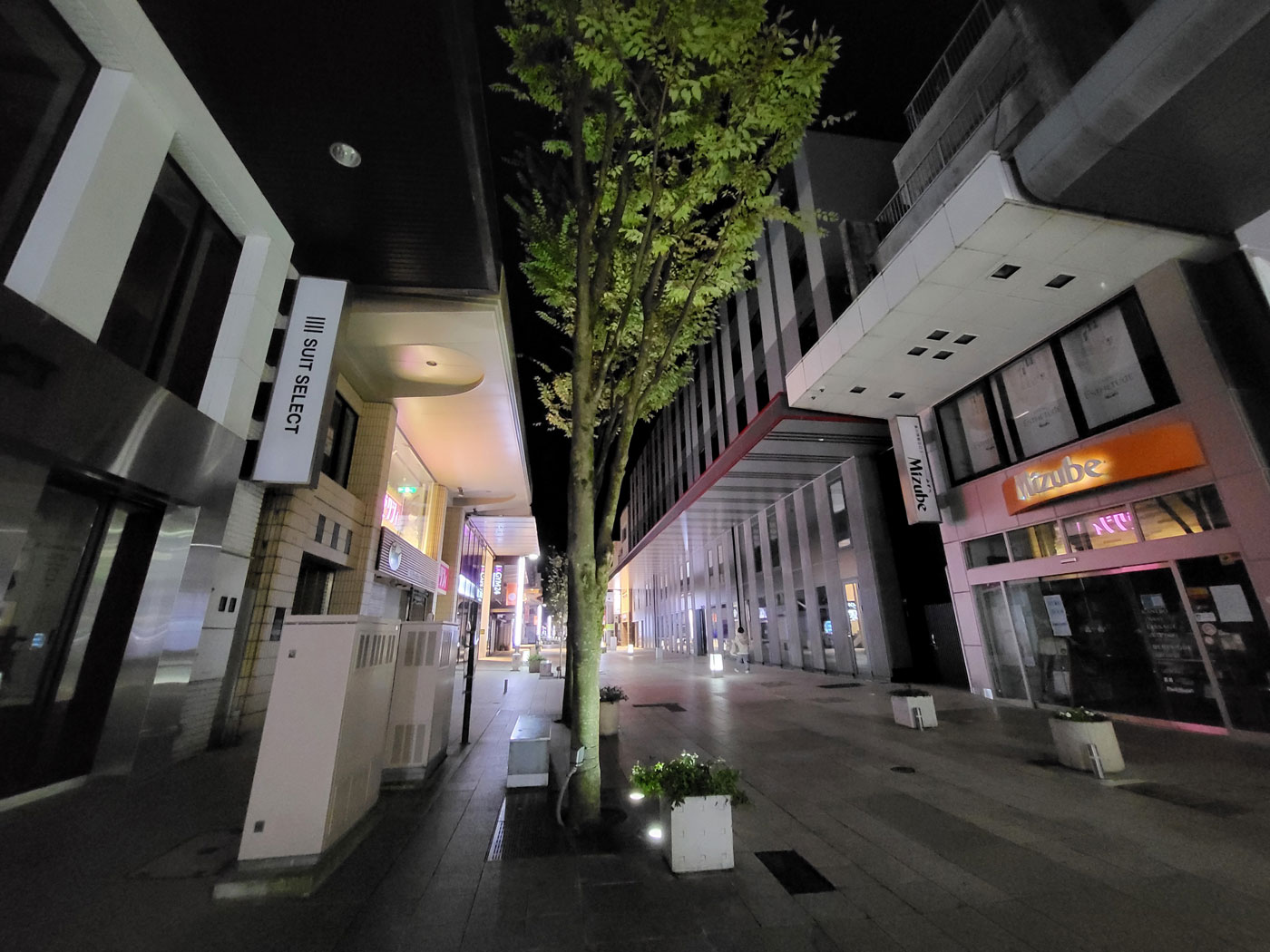 Galaxy Z Fold3 超広角カメラで夜のストリートを撮影