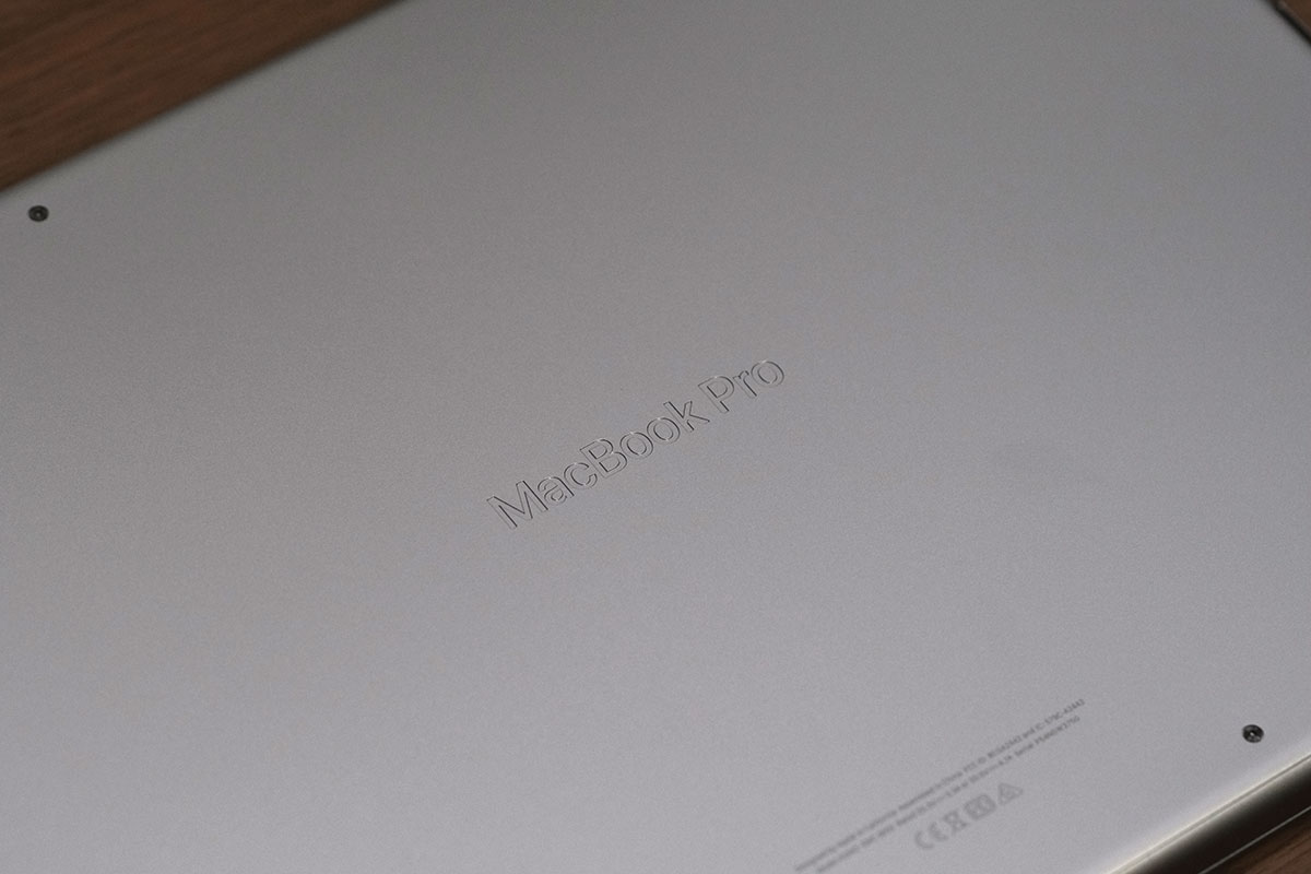 MacBook Pro 14インチ 裏蓋のロゴ
