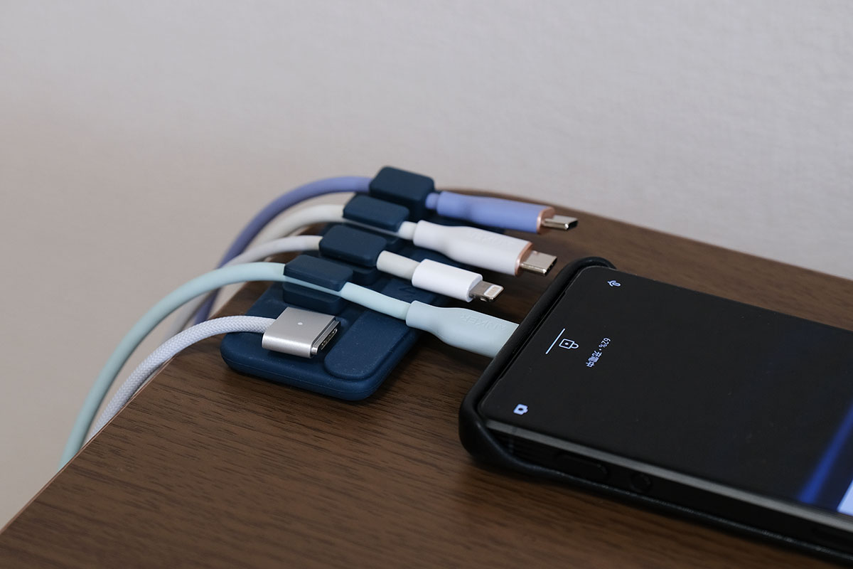 Magnetic Cable Holder スマホを充電する