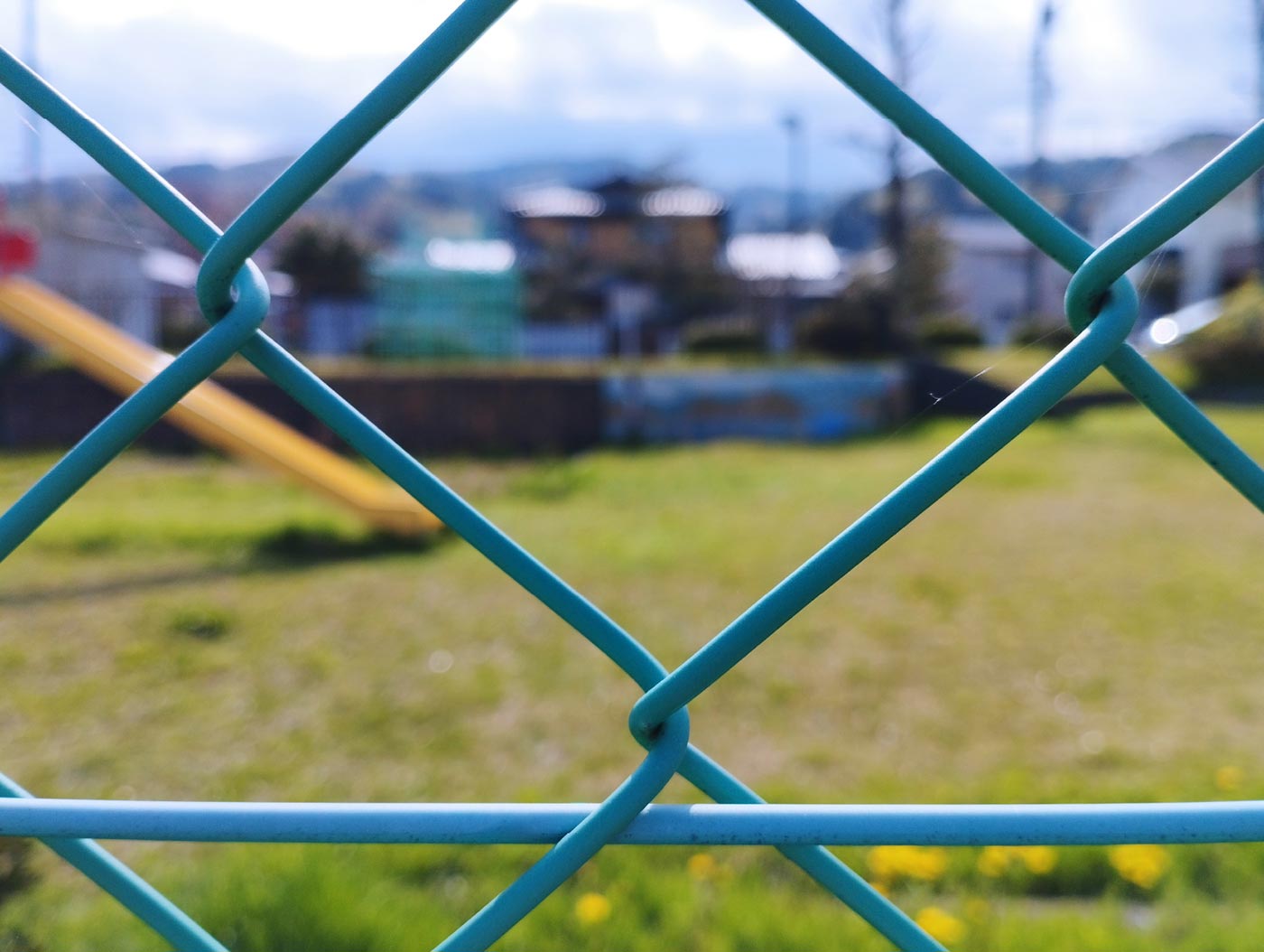 Redmi Note 11 広角カメラでフェンスを撮影