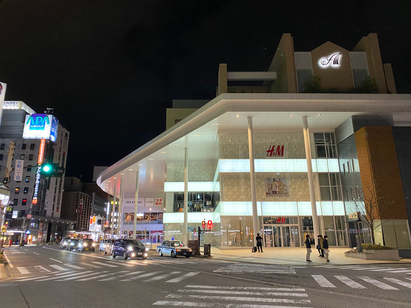 iPhone 11 広角カメラで夜の街を撮影