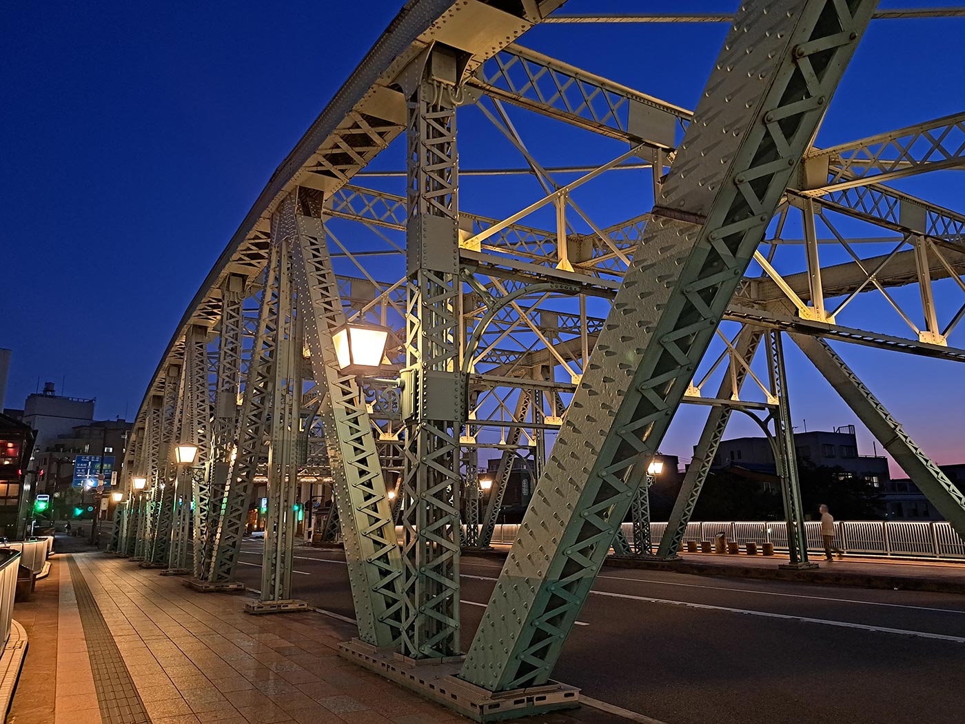 Galaxy A53 広角カメラで夕暮れの橋を撮影