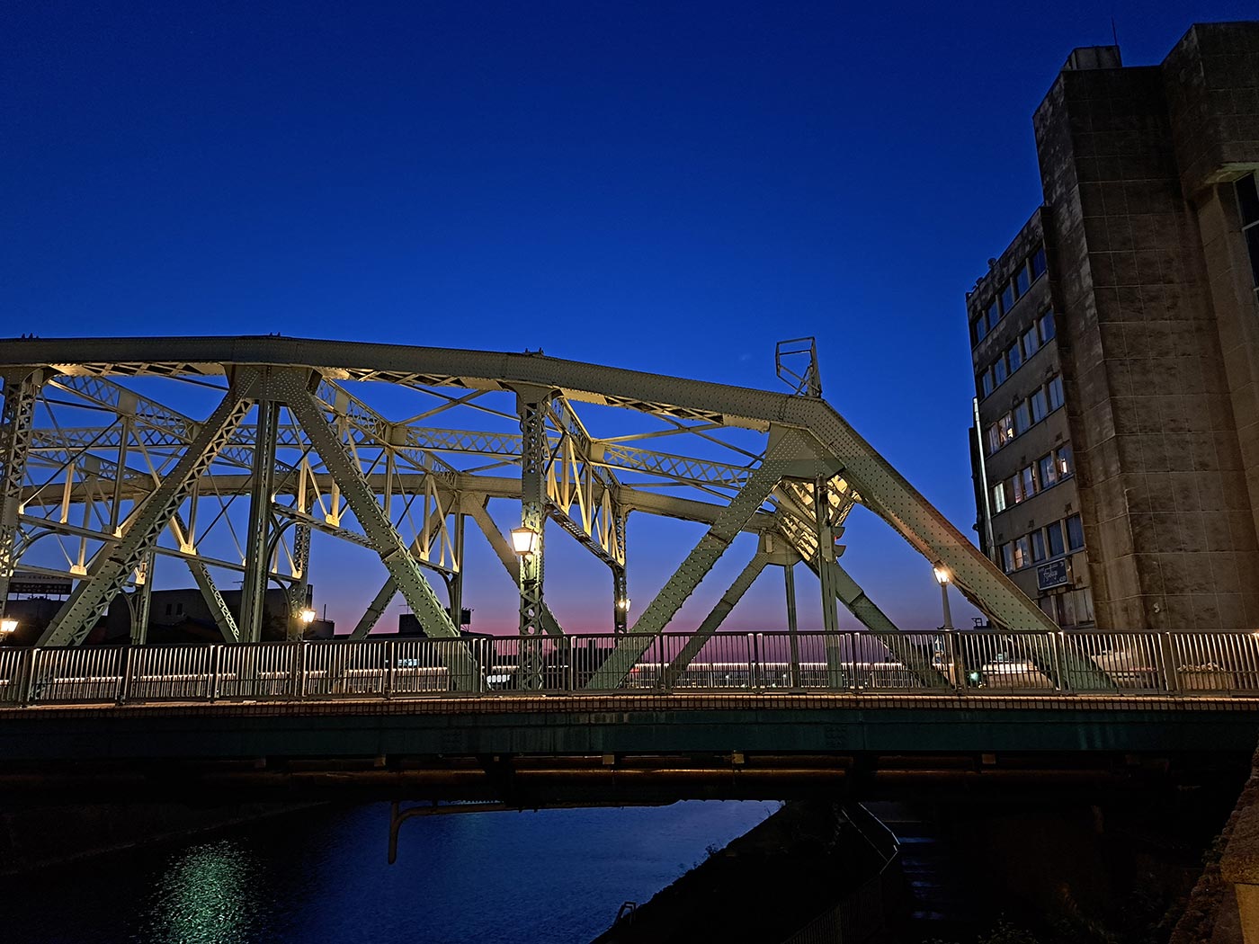 Galaxy A53 広角カメラで夕暮れの橋を撮影