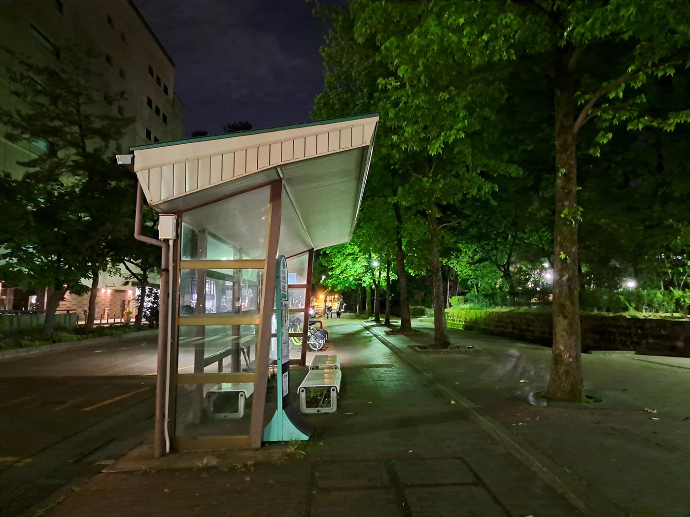 Galaxy A53 広角カメラで薄暗いバス停を撮影