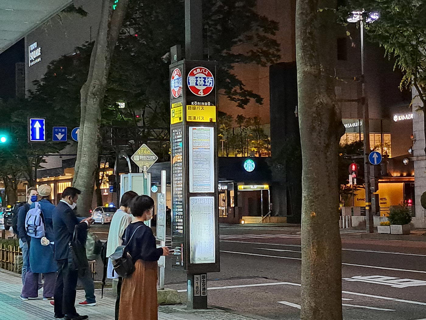 Galaxy A53 広角カメラで夜のバス停を撮影