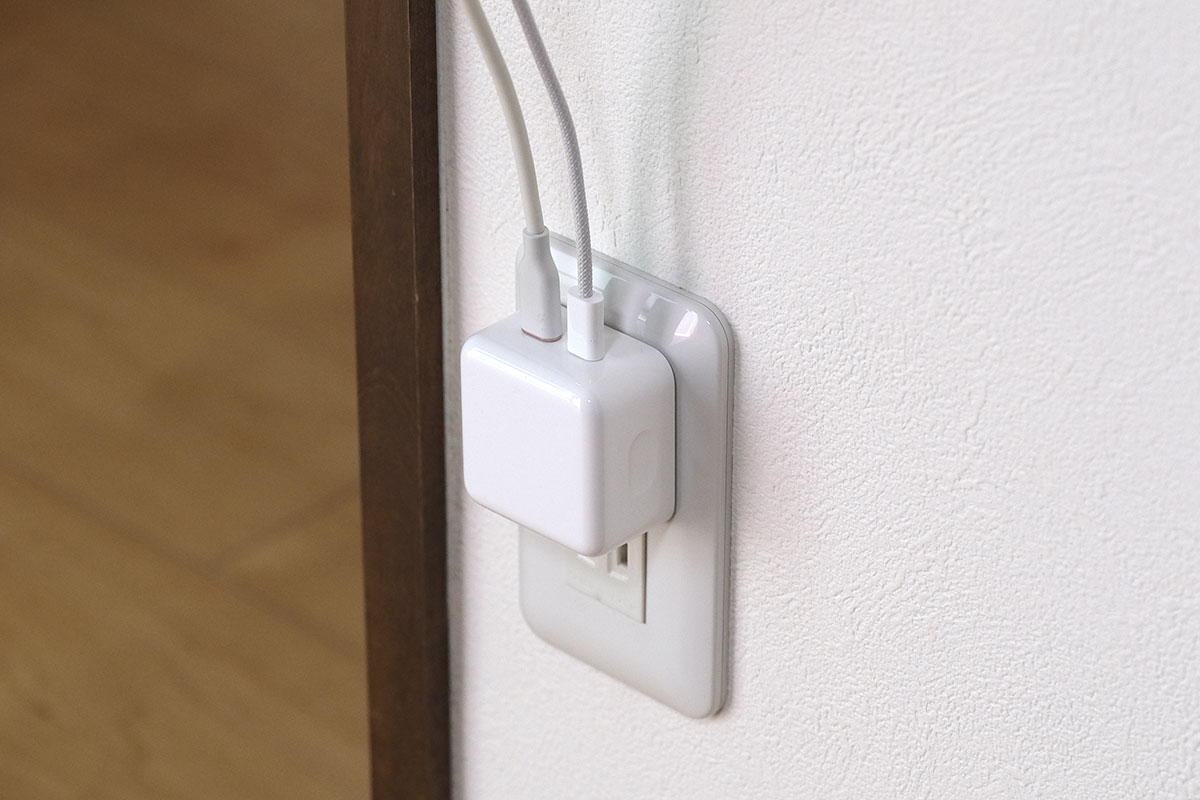 Apple 35W デュアルUSB-C コンパクト電源アダプタを壁コンセントに
