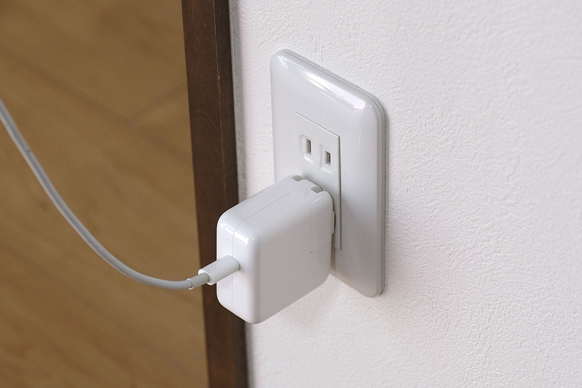 Apple 30W USB-C 電源アダプタを壁コンセントに