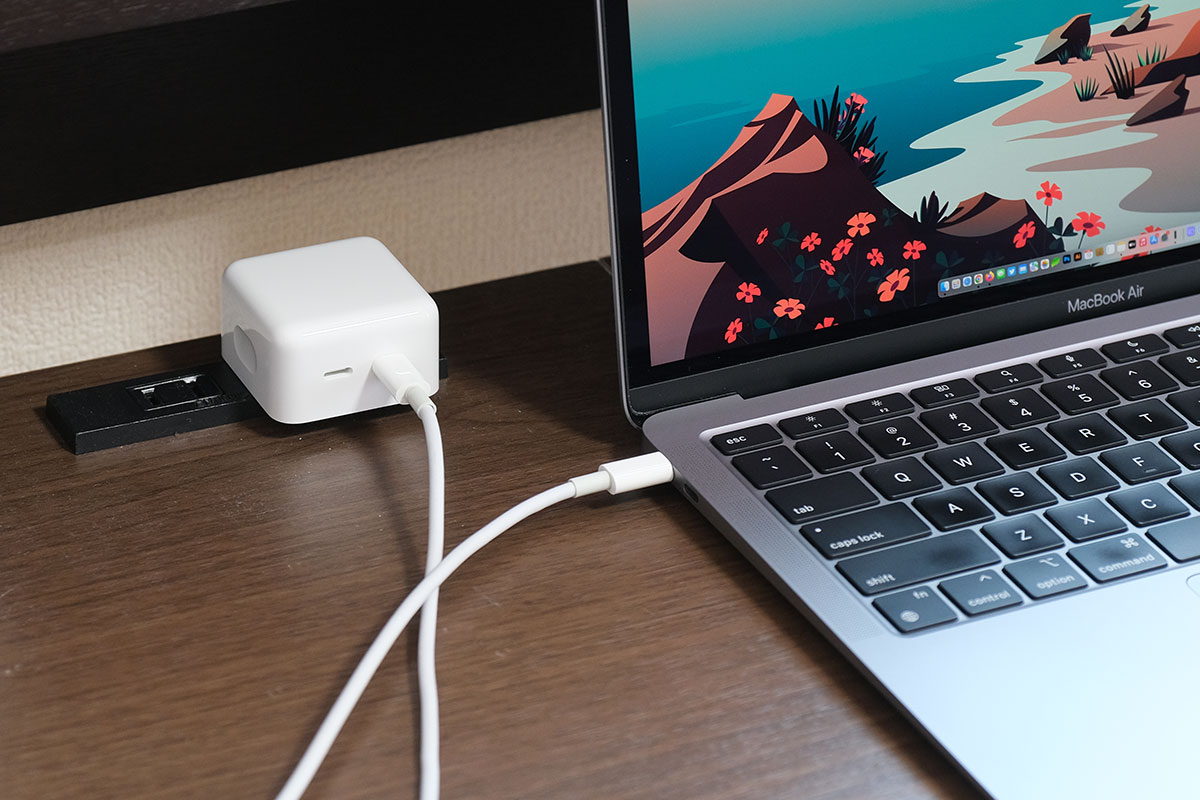 Apple 35W デュアルUSB-C コンパクト電源アダプタとMacBook Air