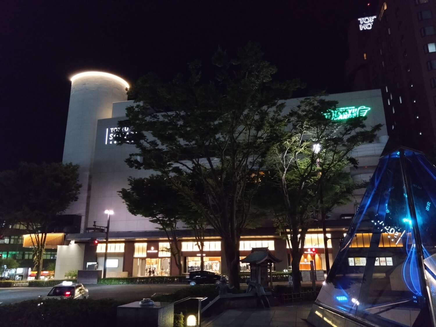 Xperia 10 IV 広角カメラで夜の街の東急スクエアを撮影