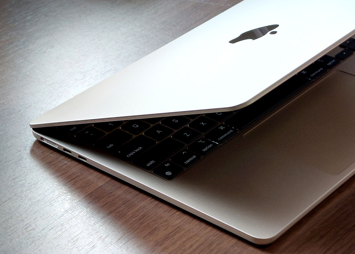 MacBook Air（M2）フラットデザインに