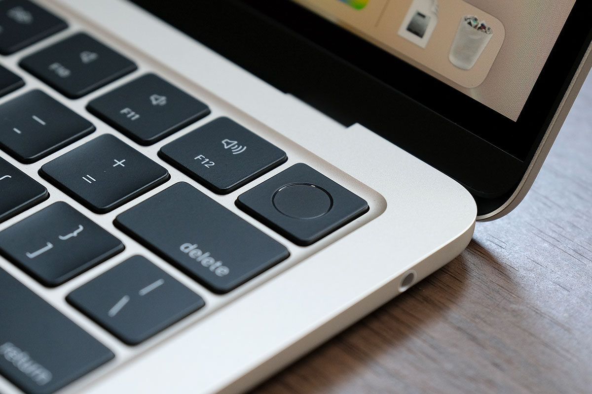 MacBook Air（M2）のTouch ID（指紋認証センサー）