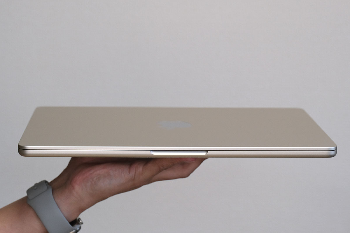 MacBook Air（M2）本体の厚み