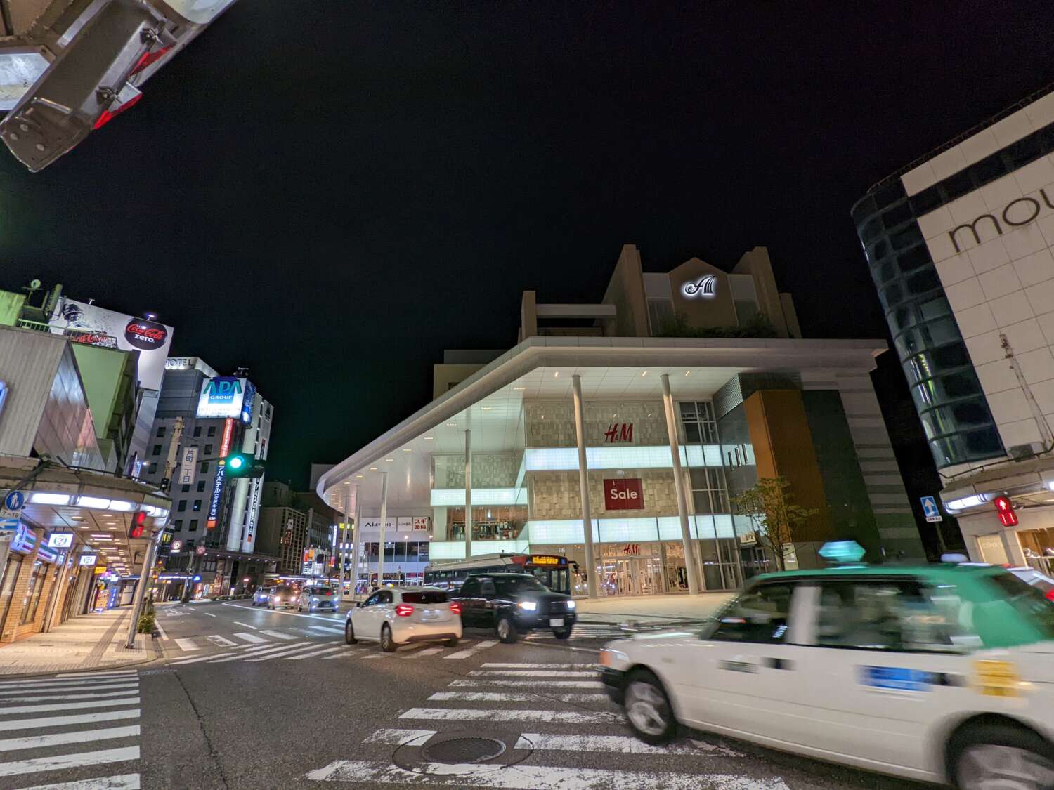 Pixel 6aの超広角カメラで夜の街を撮影