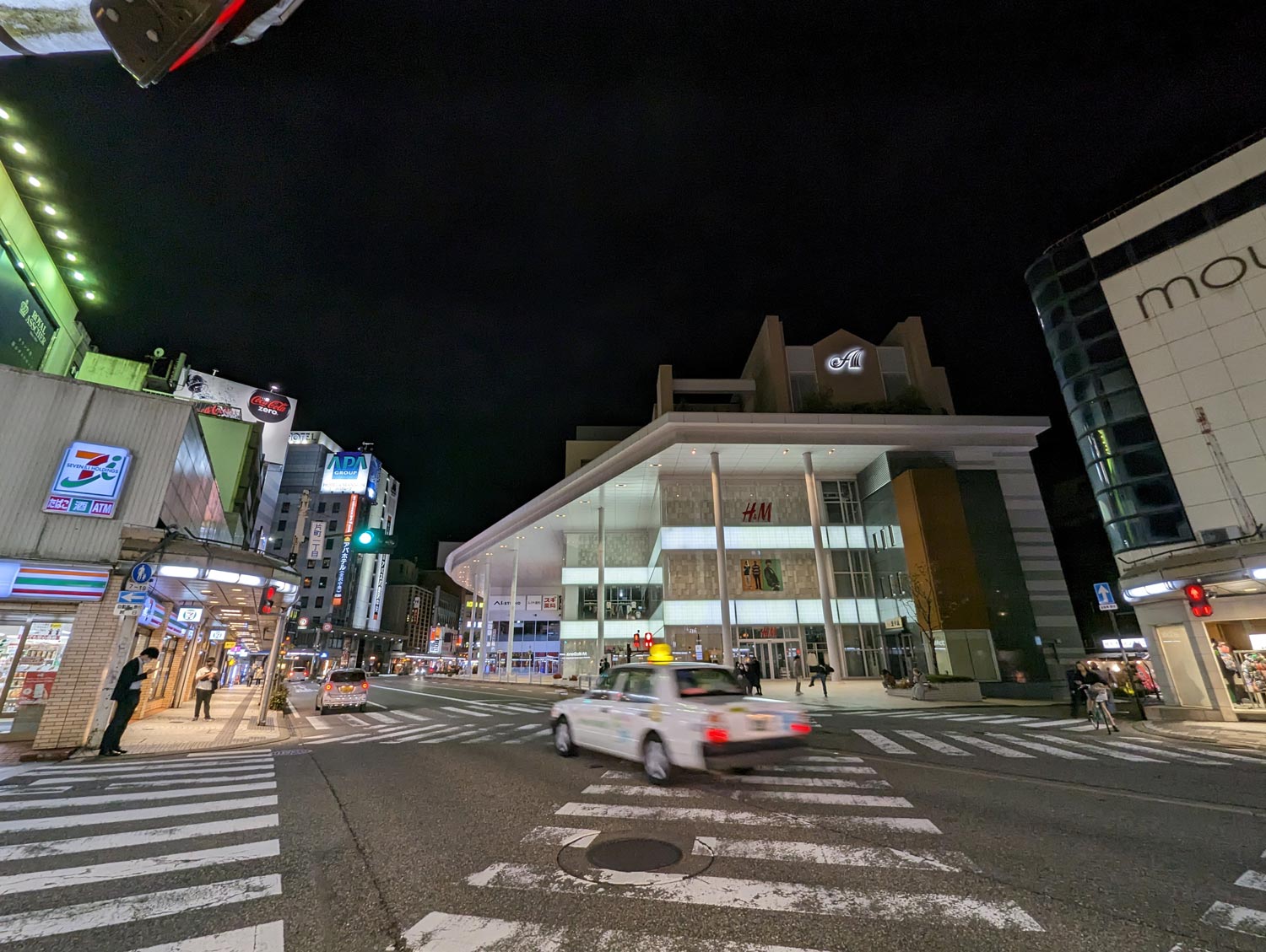 Pixel 7 Pro 超広角カメラで夜の街を撮影