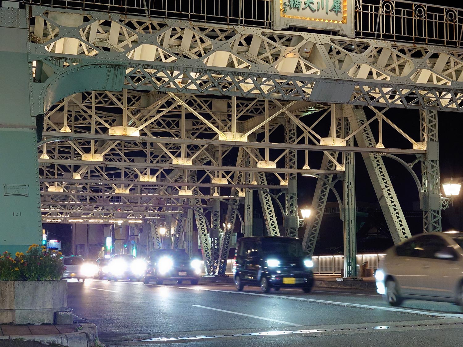 Xperia 5 IV 望遠カメラ（×2.5）で夜の橋と車のライトを撮影