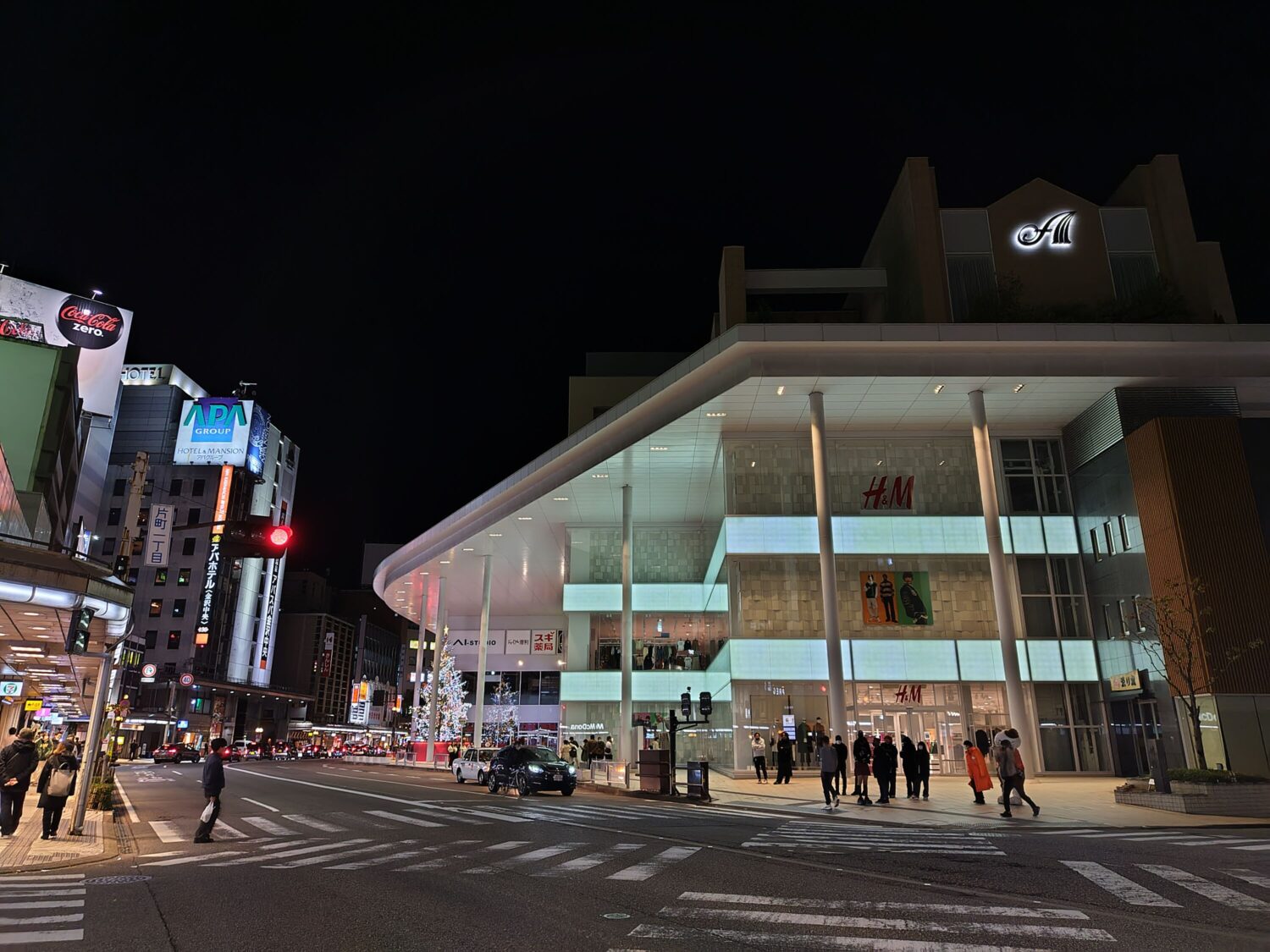 AQUOS sense7：広角カメラで夜の街を撮影